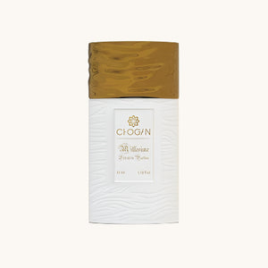 ein blumig-fruchtiger Duft für charismatische und faszinierende Frauen. Die spritzige Kopfnote aus Zitrusfrüchten und Passionsfrucht trifft auf ein elegantes Herz aus Jasmin, Magnolie und Rose. Abgerundet wird der Duft durch eine warme Basis aus Amber, Sandelholz, Vanille und Vetiver.
